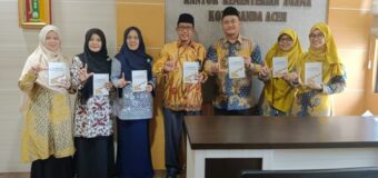 Rilis Buku Perdana Guru MA Darul Ulum Serahkan Buku Ekonomi ke Kakankemenag Banda Aceh