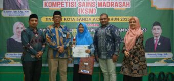 Amrina Rasyda Siswa Darul Ulum Banda Aceh Terima Penghargaan juara Dua KSM  Bidang Fisika dari Kakankemenag