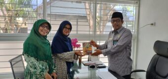 Guru MA Darul Ulum Serahkan Buku Gastronomi Peunajoh Aceh Kepada Kakankemenag Banda Aceh