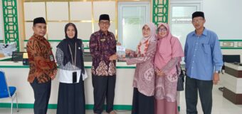Pustakawan MA Darul Ulum Serahkan Buku Berjudul ‘Bengi’ kepada Kakankemenag Kota Banda Aceh