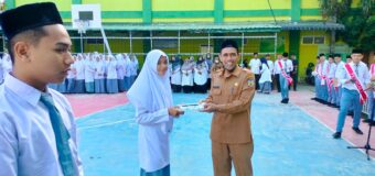 Kepala Dinas Perpustakaan Kota Banda Aceh Beri Hadiah kepada Siswa Aktif Berkunjung ke Perpustakaan MA Darul Ulum Banda Aceh