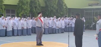 Pembina Upacara Mahyuddin Pengawas MA Darul Ulum Banda Aceh Mengajak Siswa Serius dalam Belajar untuk Capai Cita-Cita