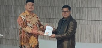 Dr. Juanda, SE. MM Kepala Peprustakaan MA Darul Ulum Banda Aceh Serahkan Buku kepada Kepala Dinas Perpustakaan dan Kearsipan Aceh