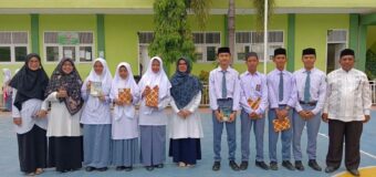 Bidang Kesiswaan MA Darul Ulum Bekerjasama dengan Madu Literacy Club Serahkan Hadiah Pemenang  Lomba Menulis Bagi  Siswa Baru 2024