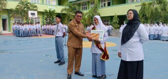 Kepala Dinas Perpustakaan dan Kearsipan Aceh Serahkan Piagam Penghargaan Duta Baca kepada Siswa Siswi MA Darul Ulum Banda Aceh