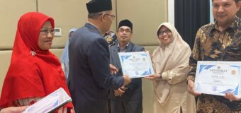 Kakankemenag Kota Banda Aceh Berikan Apresiasi Kepada Guru dan Tenaga Kependidikan Berprestasi